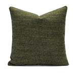 Coussin carré vert olive avec motif texturé.