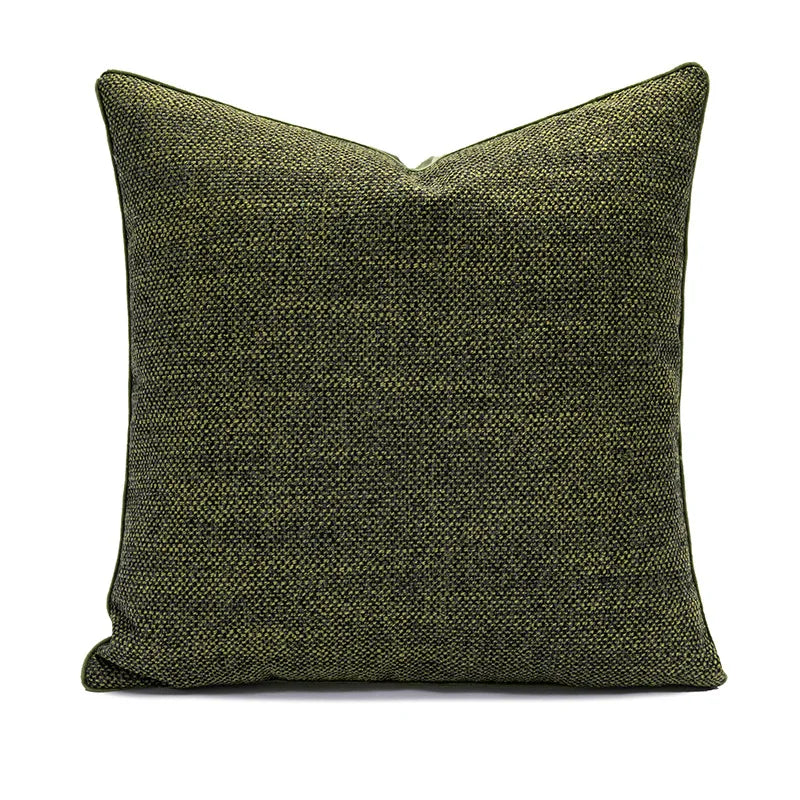 Coussin carré vert olive avec motif texturé.