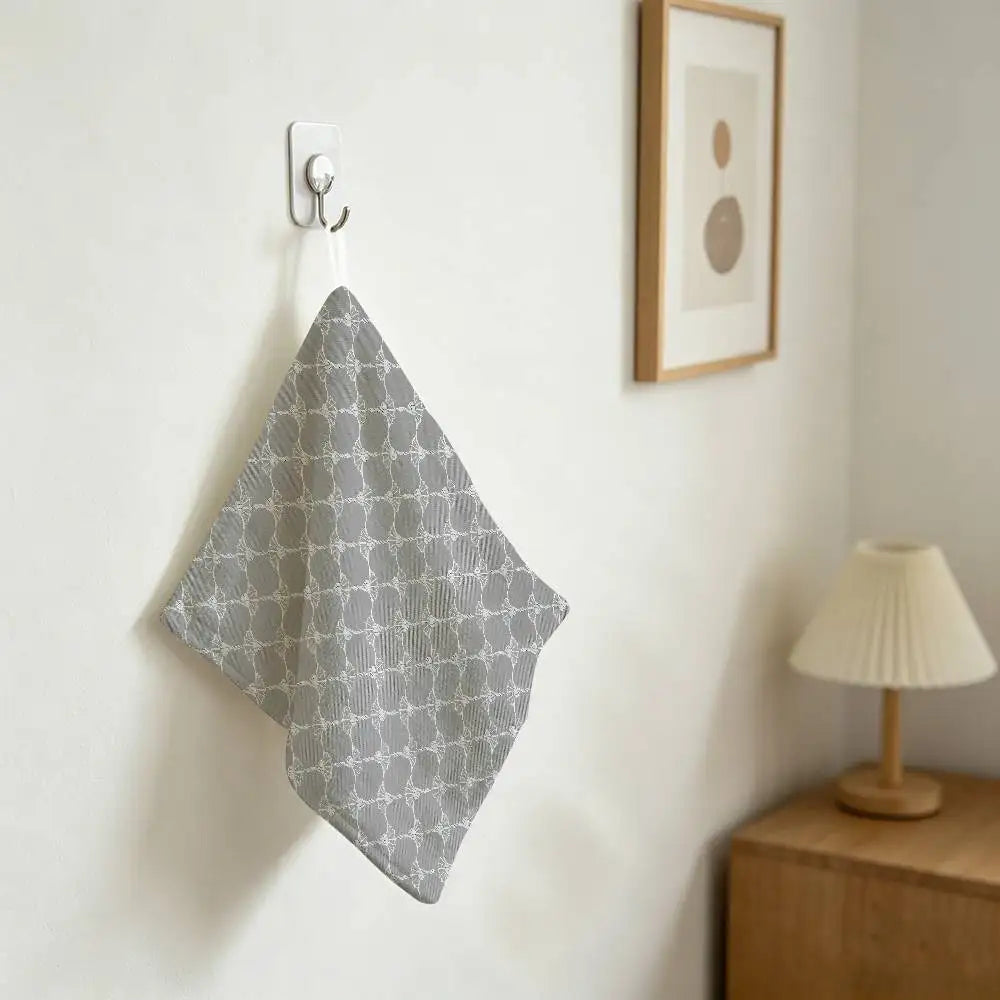 serviette toilette gris motif géométrique moderne crochets salle bain cuisine