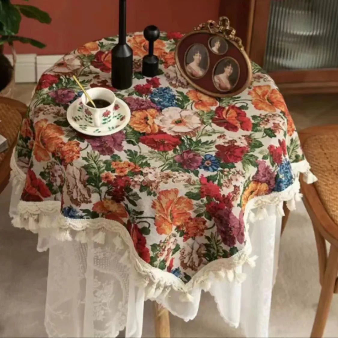 nappe table rectangulaire vintage fleurs multicolores dentelle pompons décoration mariage fête maison