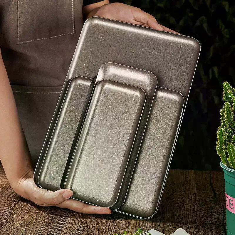 assiettes modernes gris métallisé mat opaques set table acier inoxydable fourchettes couteaux