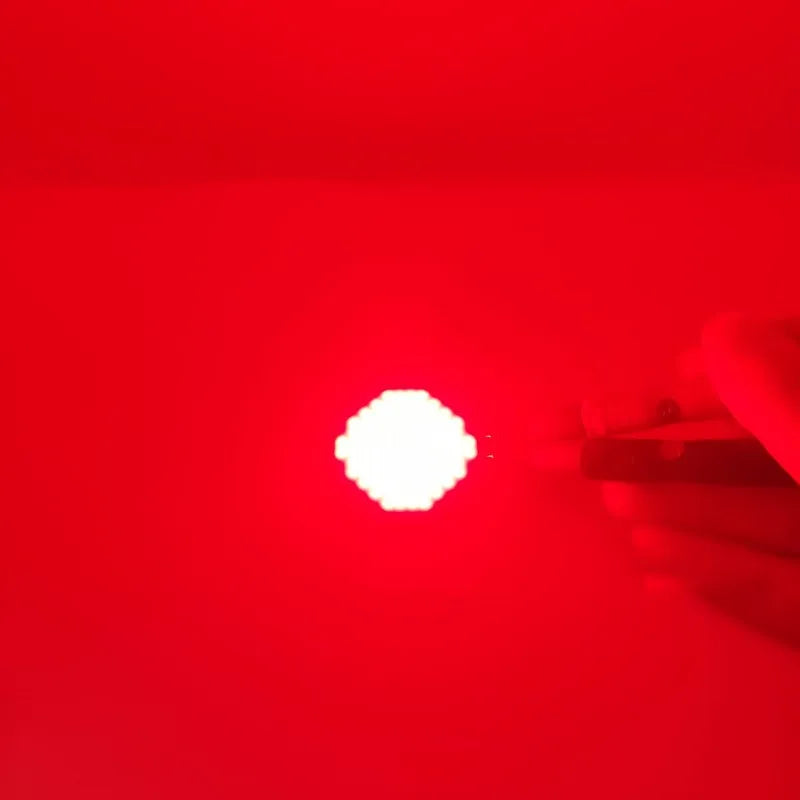 source lumineuse led cob 50w jaune rouge orange moderne grille perforations boutons commandes