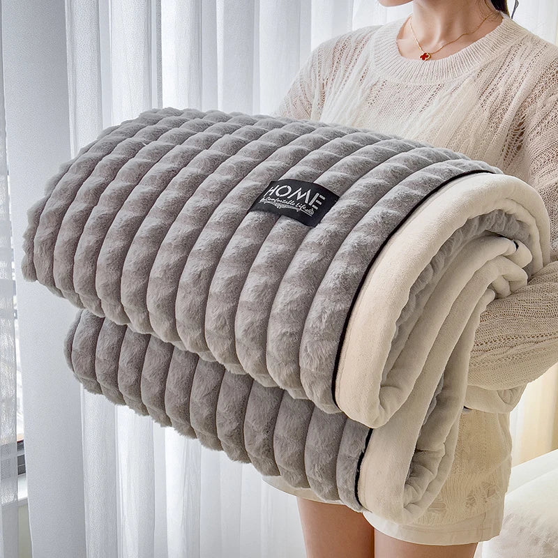 couverture double couche fausse fourrure beige rayures horizontales deux oreillers canapé
