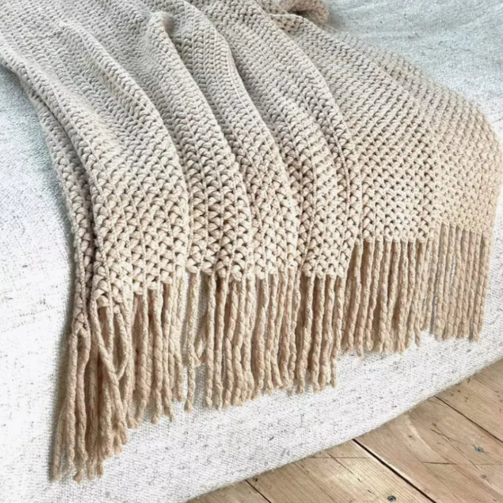 couverture tricotée beige clair grise rustique canapé fauteuil lit maison voyage