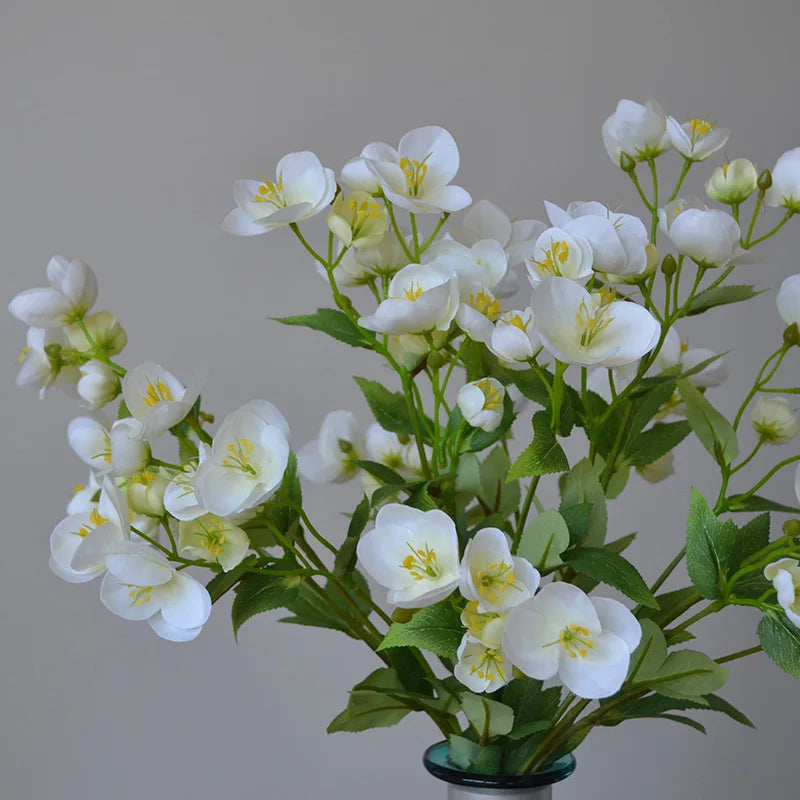 décoration intérieure moderne bouquet artificiel fleurs simples blanc vert rose violet