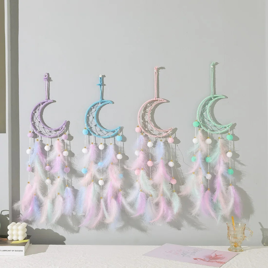 attrape rêves boho plumes pompons lune étoile motif chat violet rose pastel
