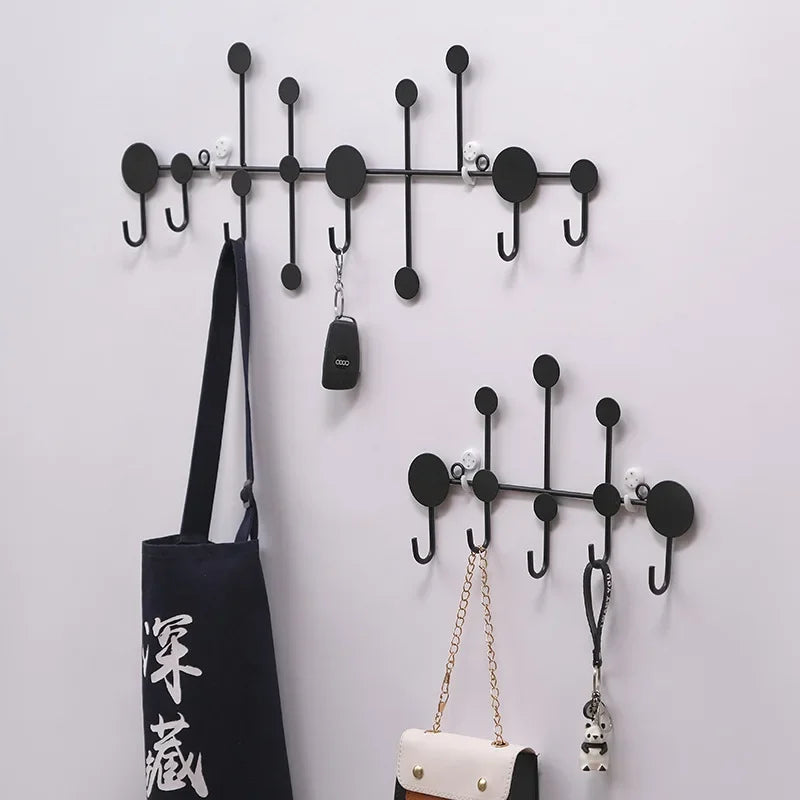 Porte-manteau mural en gris clair dans une décoration intérieure contemporaine