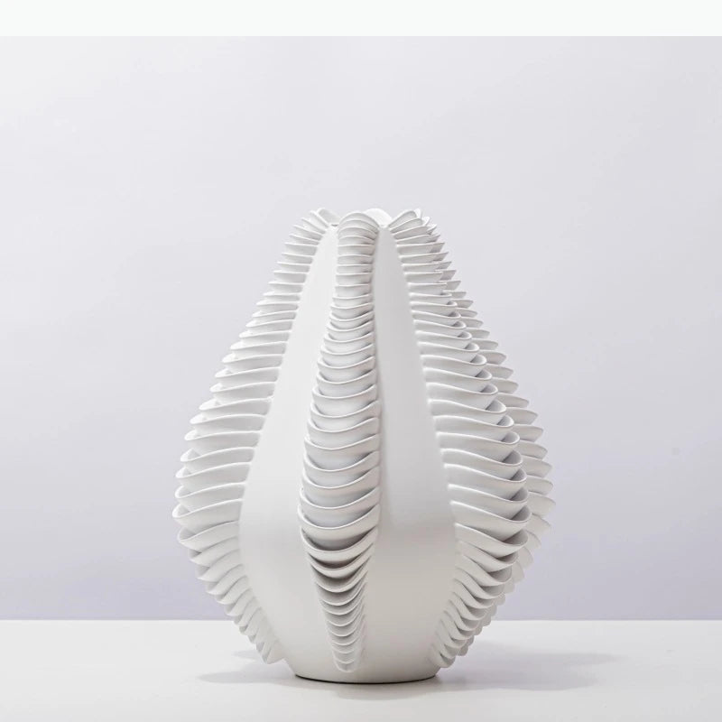 vase moderne noir blanc rayures verticales texture ondulée décoration table arrangement fleurs minimaliste