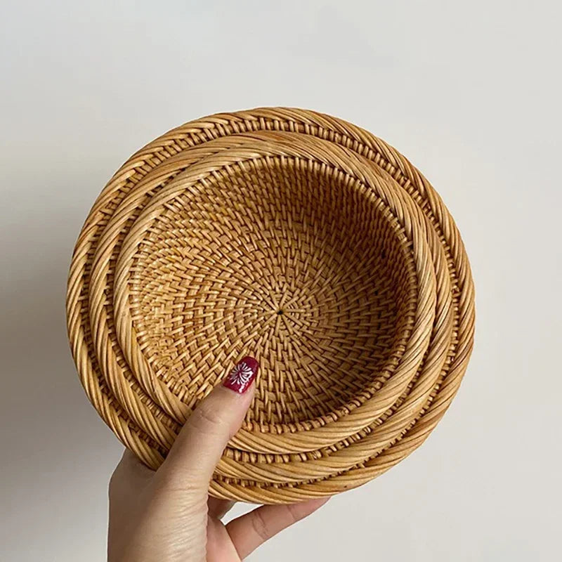 Panier rotin bleu utilisé comme corbeille à pain dans une décoration moderne