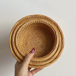 Panier rotin bleu utilisé comme corbeille à pain dans une décoration moderne