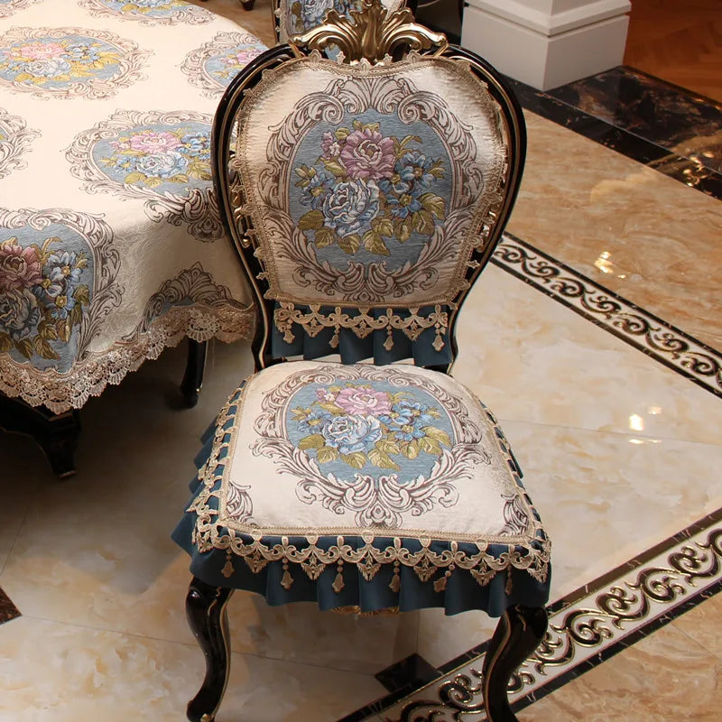 Une chaise antique en bois sculpté et ornée d'un motif floral élégant et délicat sur le dossier et l'assise, créant une atmosphère chaleureuse et raffinée.