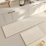 Plan de travail de cuisine moderne avec surface lisse et épurée, équipé d'ustensiles de cuisine élégants.