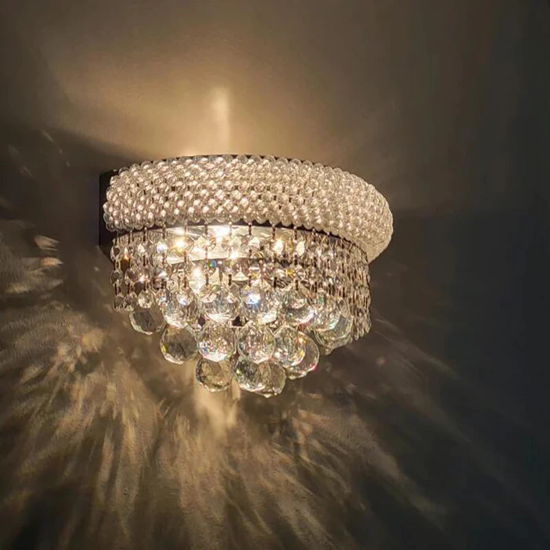 Effet lumineux de l'applique en cristal dans une pièce sombre