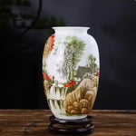 Un vase décoratif avec une scène pittoresque rurale représentant une maison, une cascade et des collines verdoyantes.