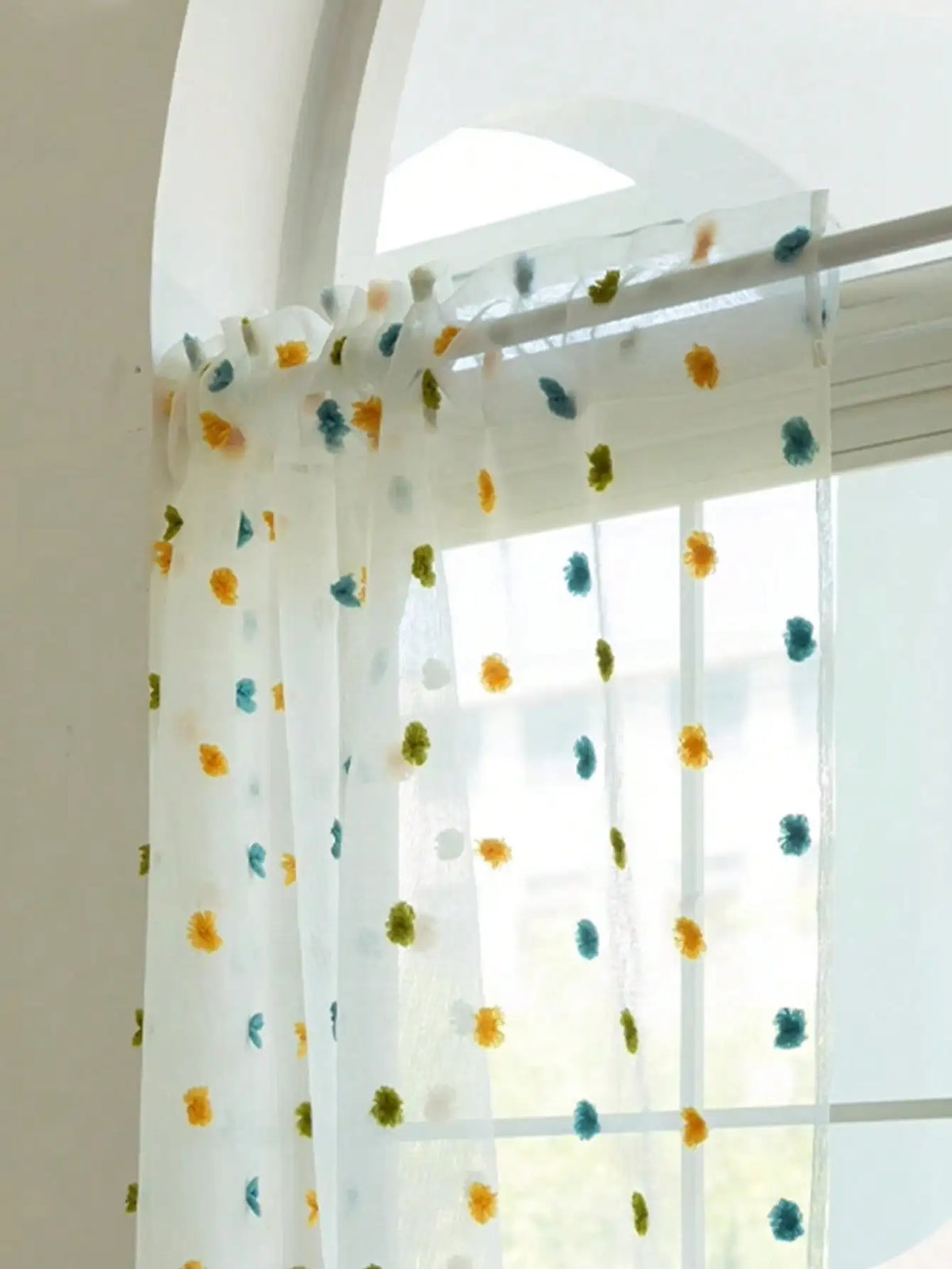rideau moderne transparent points colorés blanc vert orange bleu pompons verts polyester