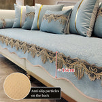 Un canapé de style luxueux avec de magnifiques motifs et ornementations dorées, offrant confort et élégance à l'espace.