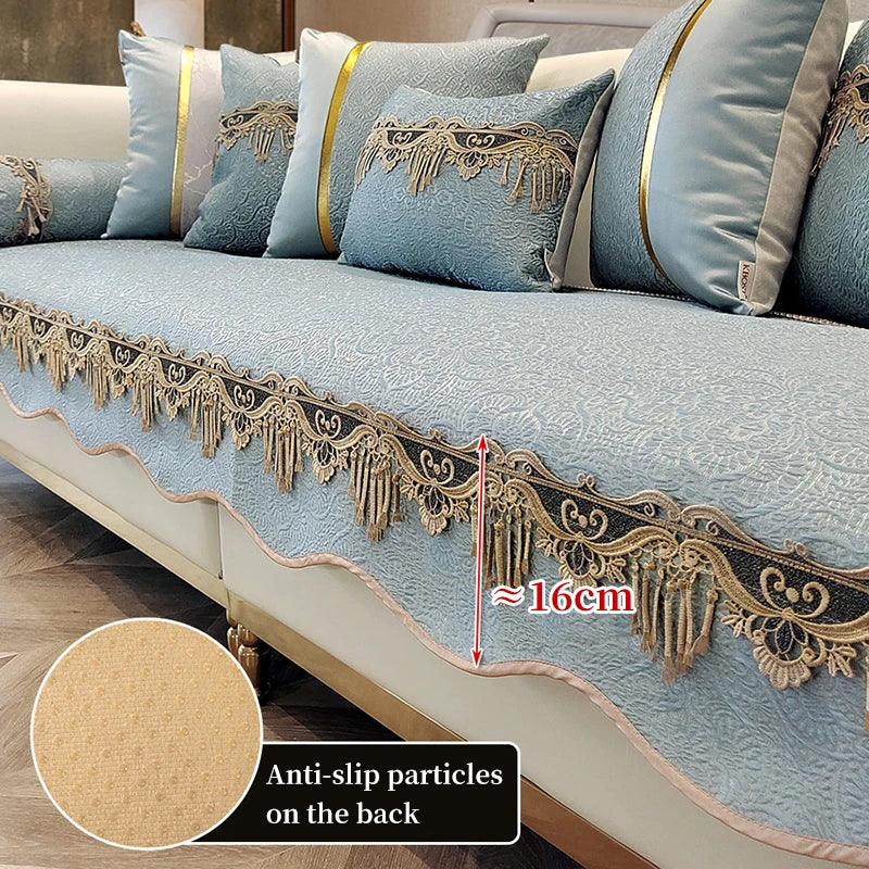 Un canapé de style luxueux avec de magnifiques motifs et ornementations dorées, offrant confort et élégance à l'espace.