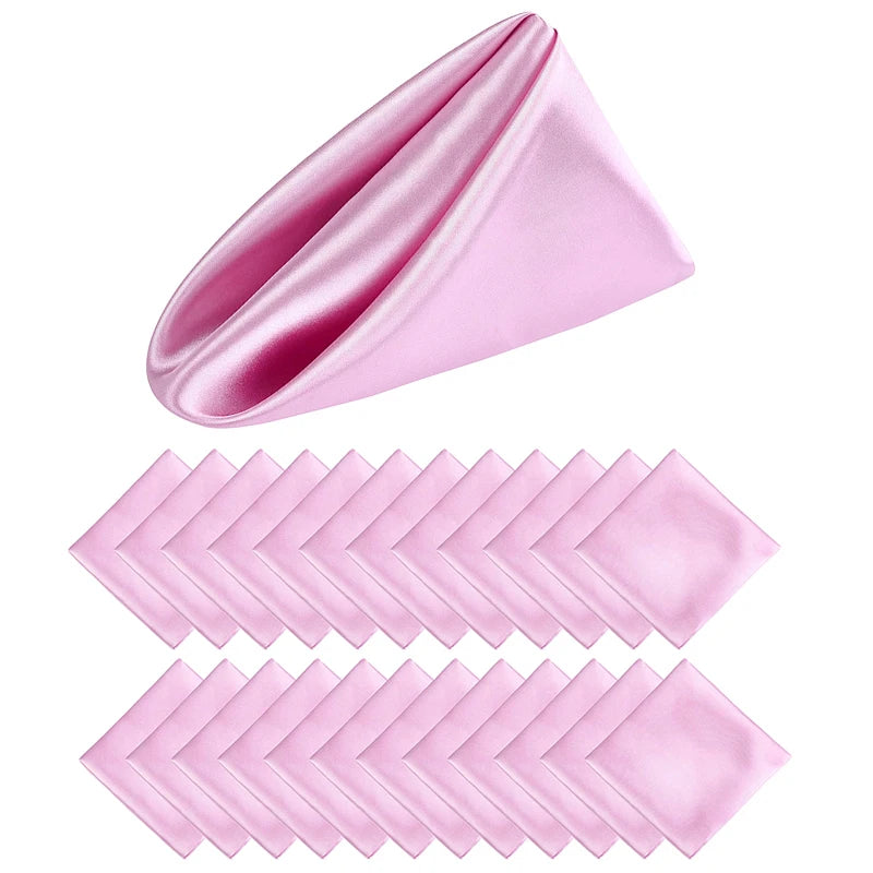 Serviette de table rose en soie avec plis délicats.