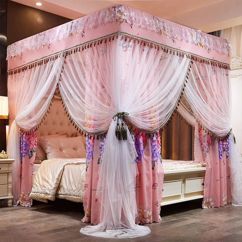 Ce lit à baldaquin rose et blanc, richement décoré de motifs floraux et de voiles soyeux, crée une atmosphère romantique et cocooning dans cette chambre élégante.