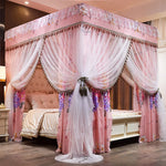 Ce lit à baldaquin rose et blanc, richement décoré de motifs floraux et de voiles soyeux, crée une atmosphère romantique et cocooning dans cette chambre élégante.