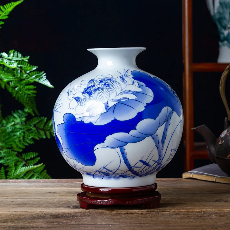 Vase en porcelaine bleu et blanc décoré de fleurs de lotus et de feuillage dans un style traditionnel japonais.