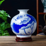 Vase en porcelaine bleu et blanc décoré de fleurs de lotus et de feuillage dans un style traditionnel japonais.