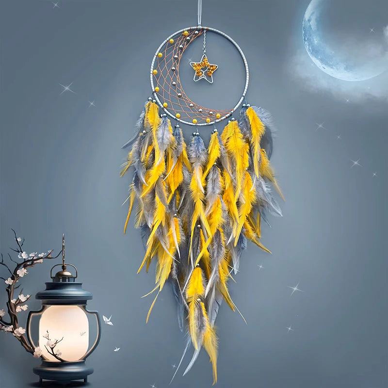 Un attrape-rêves lumineux avec des plumes jaunes et grises, accroché dans un décor nocturne sombre avec une lanterne et une lune brillante.