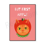 Une affiche colorée avec un chat orange arborant une pomme sur sa tête, accompagnée du texte "But first apple".