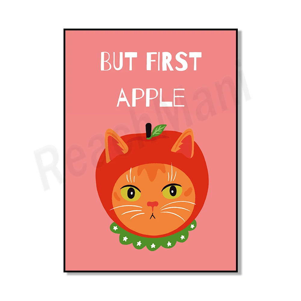 Une affiche colorée avec un chat orange arborant une pomme sur sa tête, accompagnée du texte "But first apple".