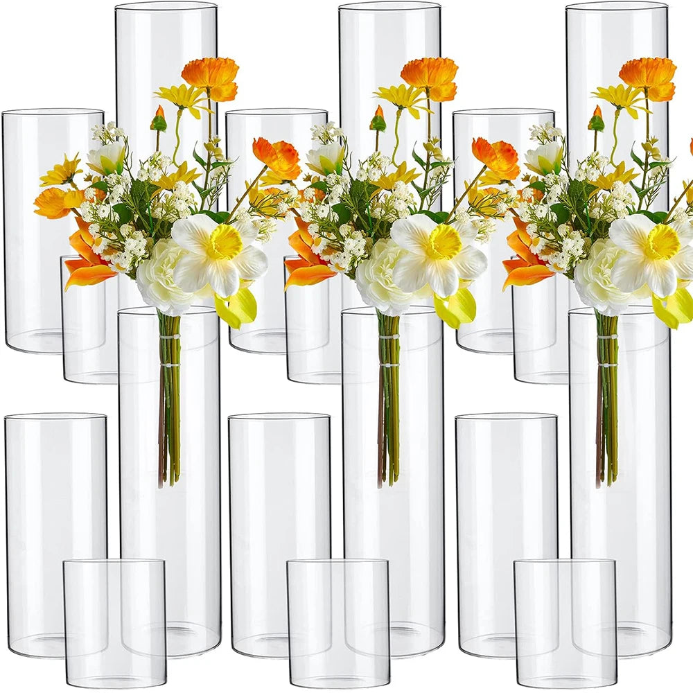 Vase cylindrique en verre transparent blanc sur une table de salle à manger