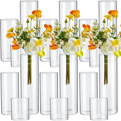 Vase cylindrique en verre transparent blanc sur une table de salle à manger