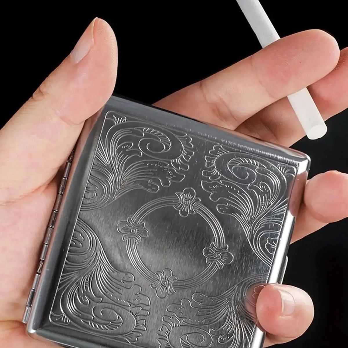boîtes cigarettes argentées émaillées motifs floraux géométriques pliables contenant cigarettes classiques