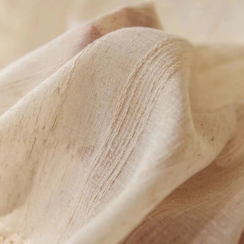 Étoffe raffinée pleine de légèreté, idéale pour ajouter une touche d'élégance à n'importe quel intérieur. Sa tonalité douce et naturelle crée une atmosphère apaisante, parfaite pour les espaces de détente. Idéale pour des créations artistiques ou des projets de décoration sophistiquée.