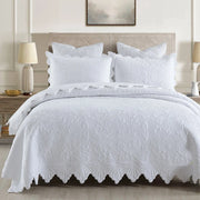 couverture coton matelassée motifs floraux quiltées volants blanc gris chambre douce