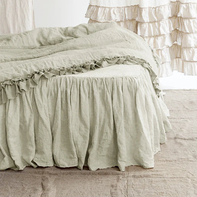 Drap-housse en lin naturel blanc avec volants sur lit queen