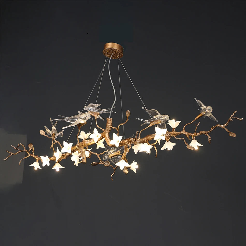 Suspension lumineuse moderne oiseaux transparents branches dorées fleurs blanches led verre chrome poli chambre