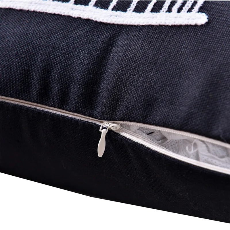 housse coussin coton noir blanc motifs géométriques animaux moderne minimaliste scandi