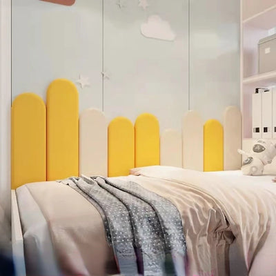 Tête de lit en planche de bois décorative de couleur bourgogne dans une chambre moderne