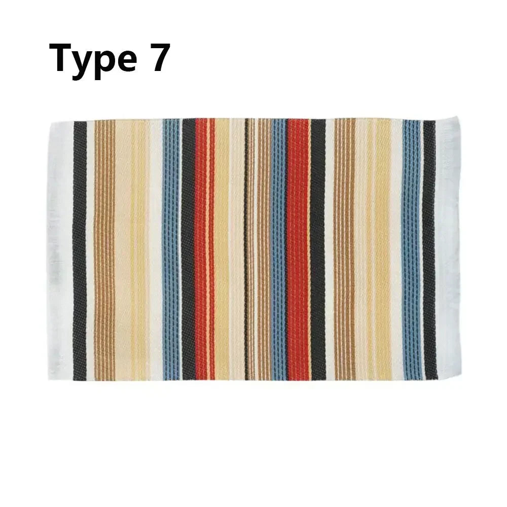 tapis turc traditionnel motifs floraux géométriques bleu rouge blanc nature