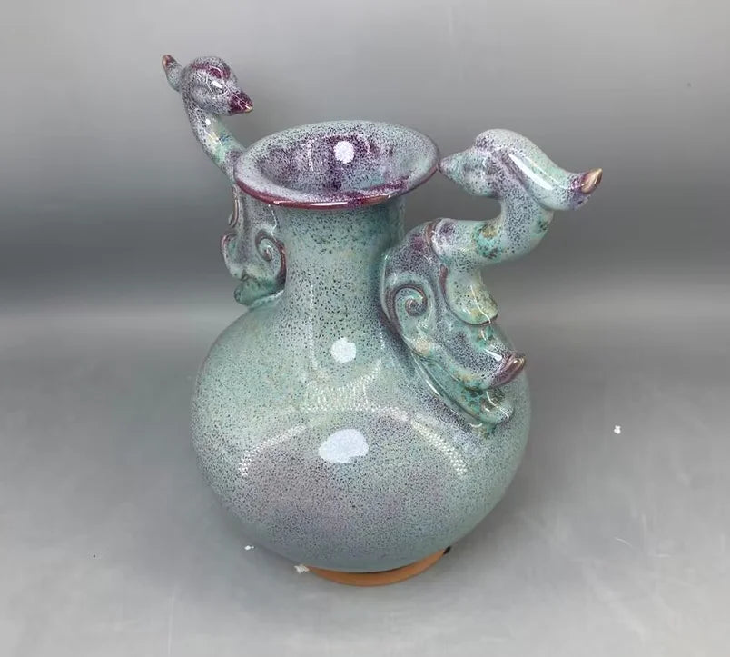 Vase en céramique de forme ronde décoré de sculptures abstraites et colorées rappelant des animaux.