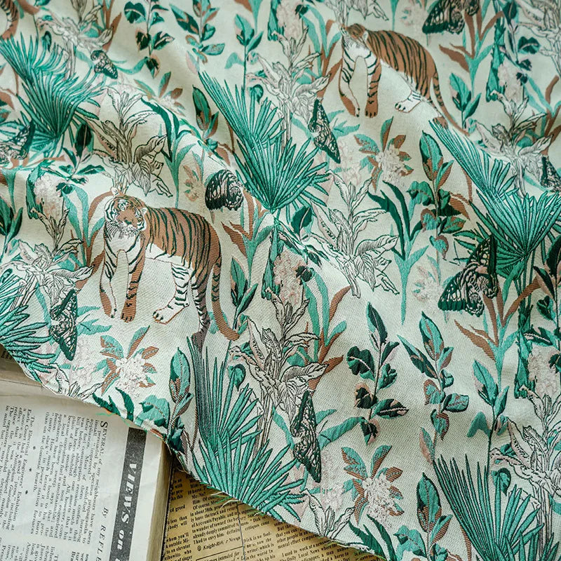 tissu imprimé jungle animaux tigres papillons vert feuilles marron clair botanique polyester largeur cent