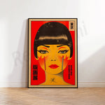 L'image montre le portrait stylisé d'un visage féminin japonais avec des maquillages et coiffure traditionnels, sur un fond rouge vif représentant la culture japonaise.