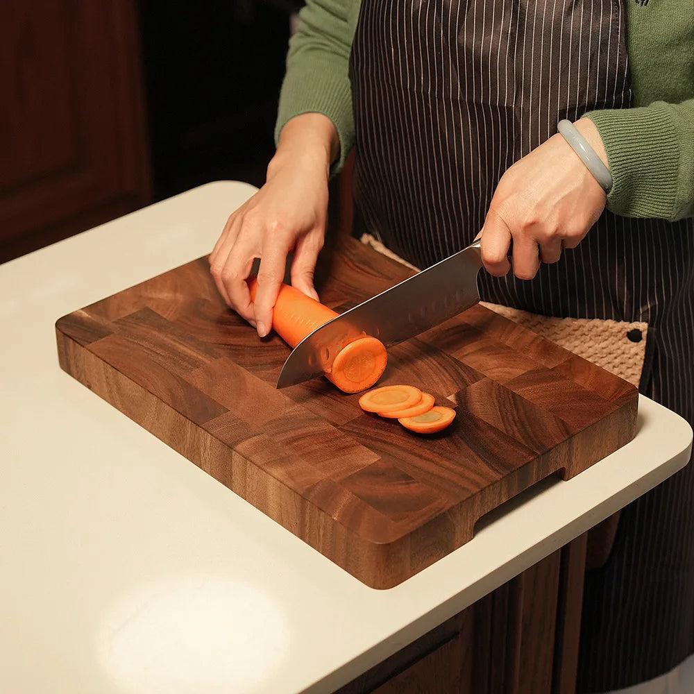planches découpe bois noyer marron foncé moderne couteau carotte ail romarin poivre chou