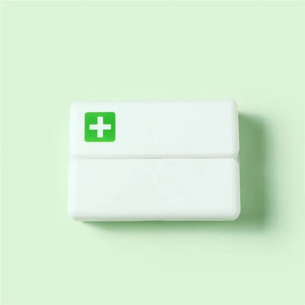 boîte pilules hebdomadaire compartiments couleurs pastel croix blanche moderne pratique