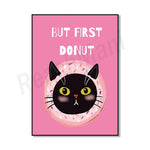Un chat noir mignon sur un donut rose avec un message humoristique sur la priorité du beignet.