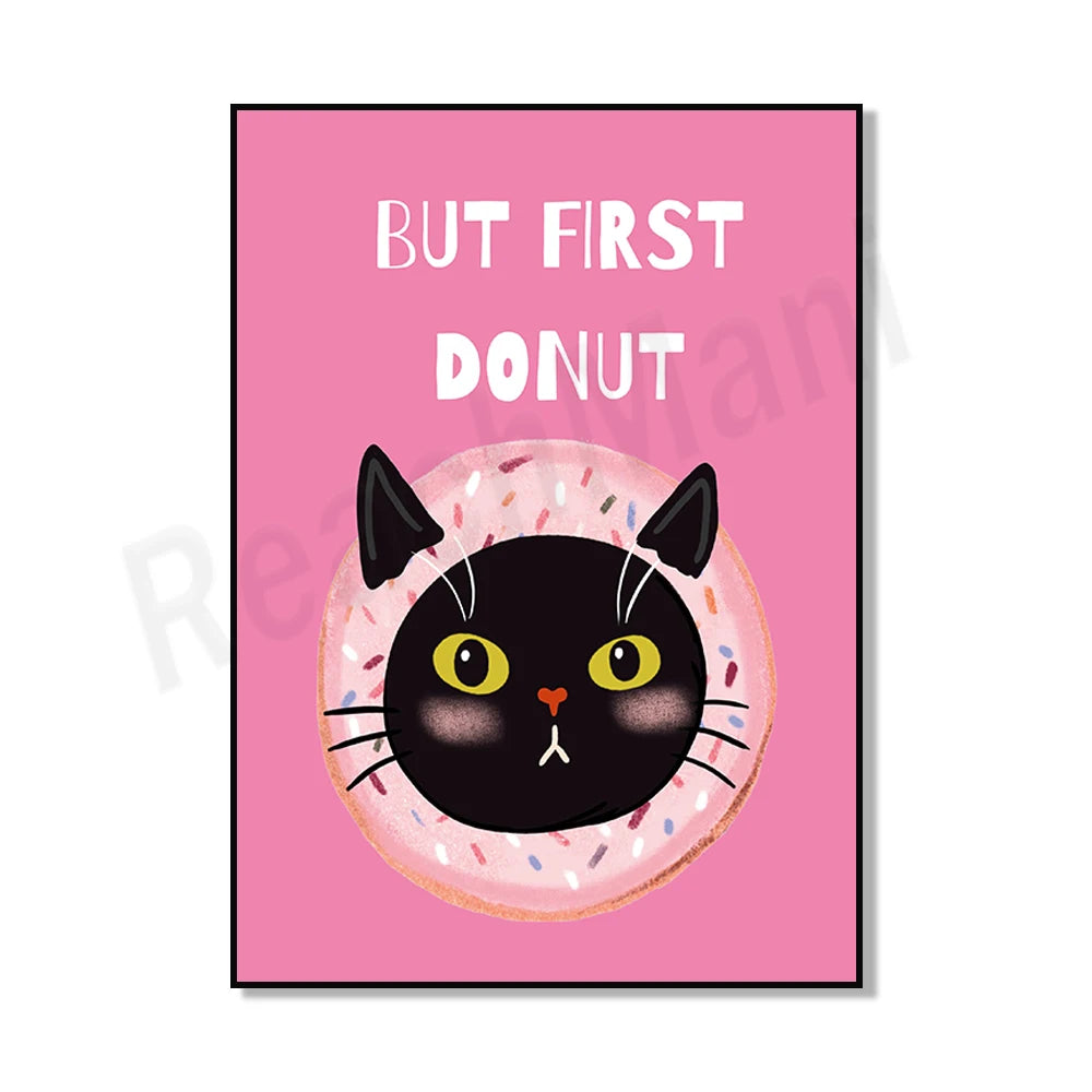 Un chat noir mignon sur un donut rose avec un message humoristique sur la priorité du beignet.