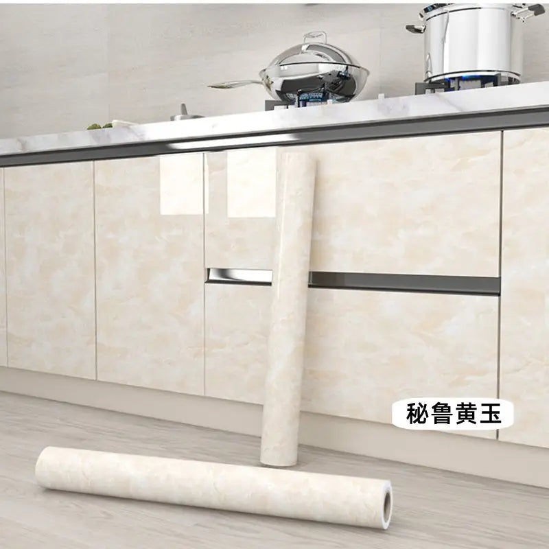 Application facile de l'autocollant sur une armoire de cuisine