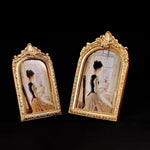 cadre photo ornemental vintage baroque décoration sculptée photos femmes robes ancienne fenêtre bouteille parfum