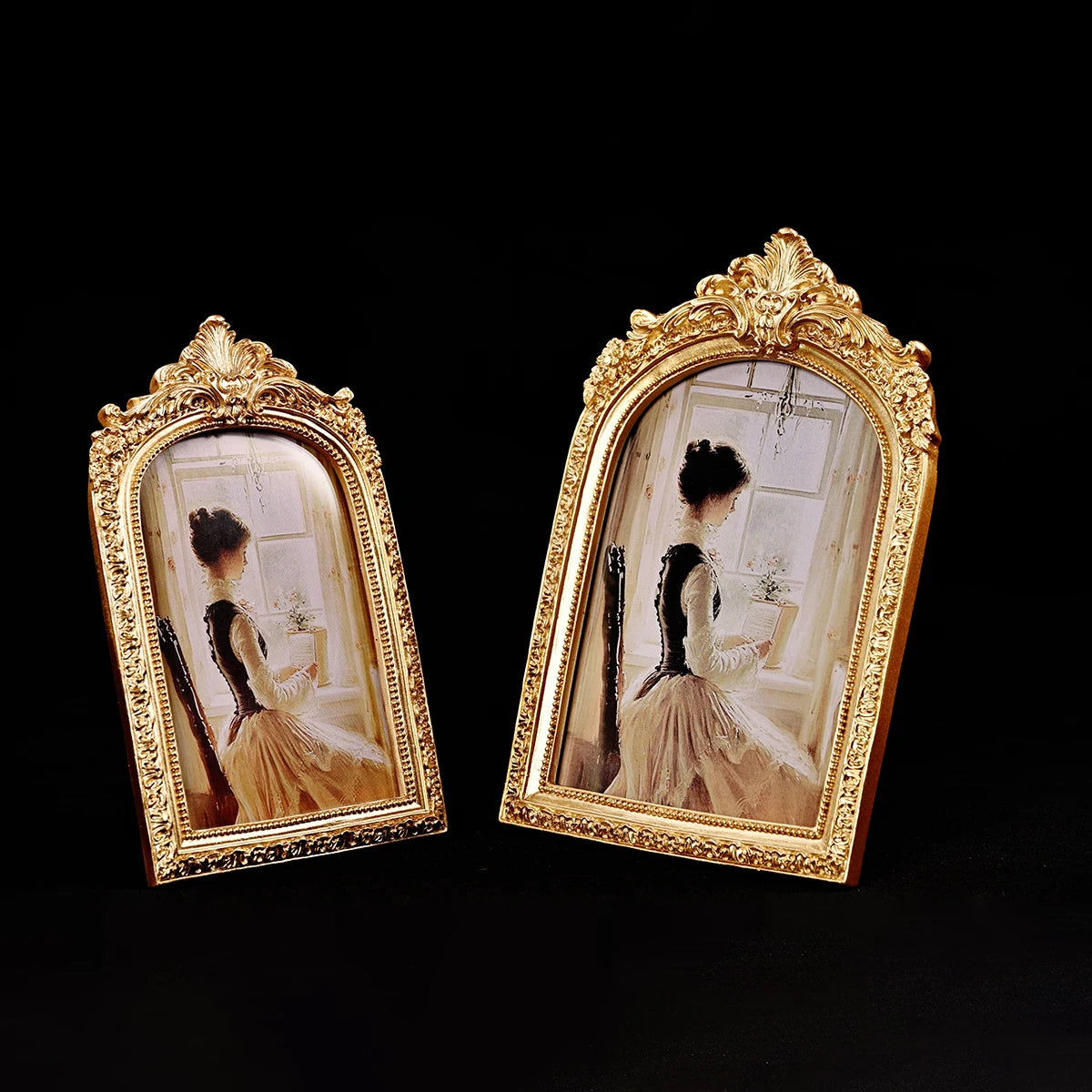 cadre photo ornemental vintage baroque décoration sculptée photos femmes robes ancienne fenêtre bouteille parfum