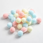 guirlande pompons rose bleu blanc moderne décoration anniversaire enfant velours chambre festive